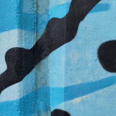 Abstraktes Graffiti mit geschwungenen schwarzen Linien auf blauem Hintergrund