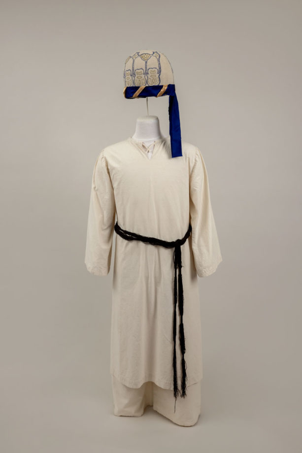 Iranian 20th-century service garment with zonnar belt and samā' hat White cotton, black cotton threads, white wool felt embroidered with blue cotton thread and metallic thread, blue and gold silk satin ribbon