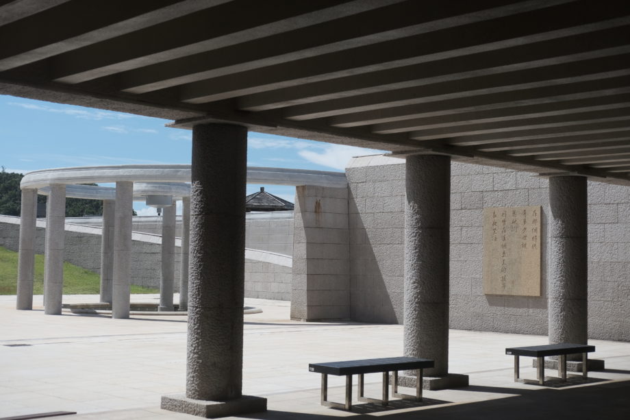 A semi-underground monument about the island’s past. It states: 「Zai nage shidai, you duoshao mucin, wei tamen cioujin zai jhege daoshang de haizih, changye kuci在那個時代,有多少母親, 為她們囚禁在這個島上的孩子,長夜哭泣」(How many mothers wept through long nights for their children imprisoned on this island during that era)