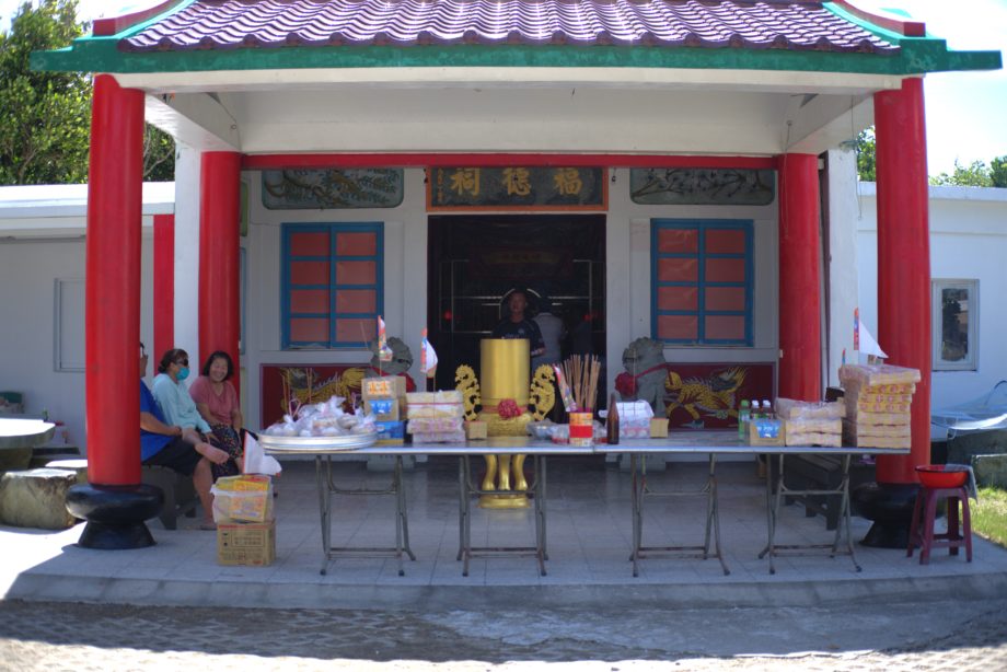 hile Tu-Di Gong receives numerous offerings, the ghosts are given only simple food and beverages, presented in front of Tu-Di Gong’s temple